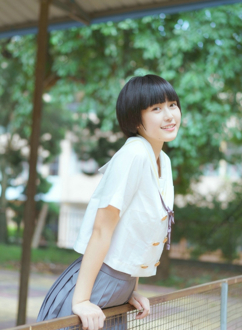 校园内的短发校服妹子清纯可爱写真集微相册微博摄影
