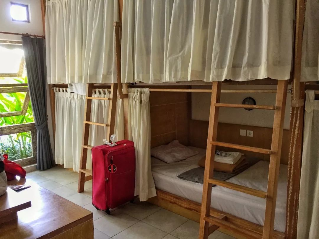 在这个全球最热门的海岛,不求住奢华酒店,青年旅舍原来也很享受