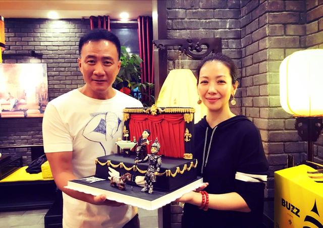 胡军50岁生日晒大家庭照片,父亲胡宝善为何儿时会对他那么严厉?