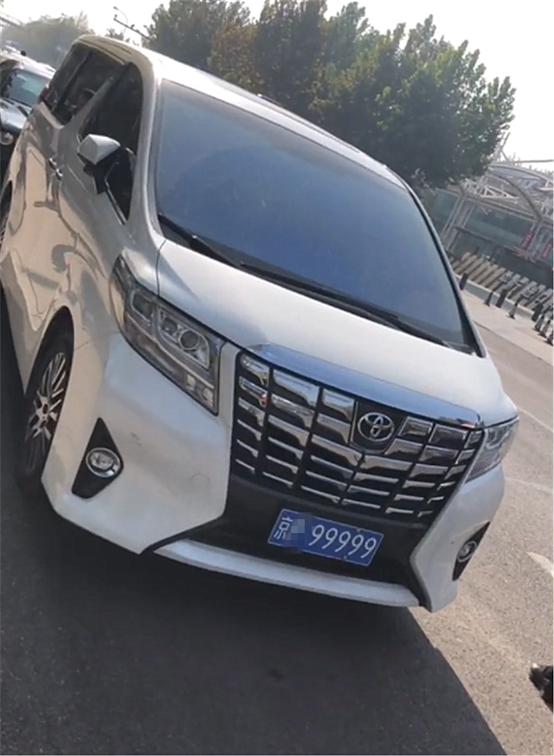 北京偶遇77万埃尔法,车牌不带数字8,但比88888还霸气!