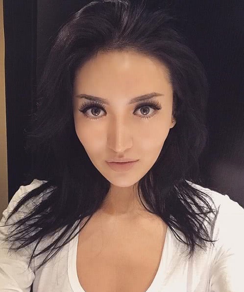 杨坤小21岁新女友曝光,网友:这脸看着太假了