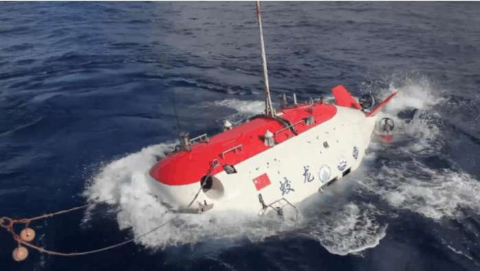 中国"蛟龙号"打破海底最深记录,成最强潜水器,美国都比不上