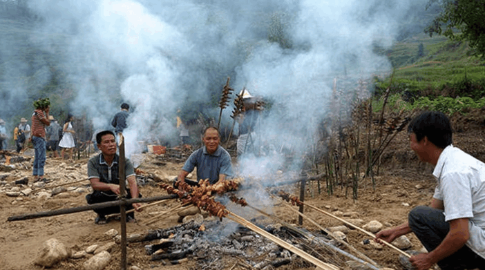 山村农民田野"奢侈"烧烤, 一根竹子就穿一串, 一串足够让你吃饱