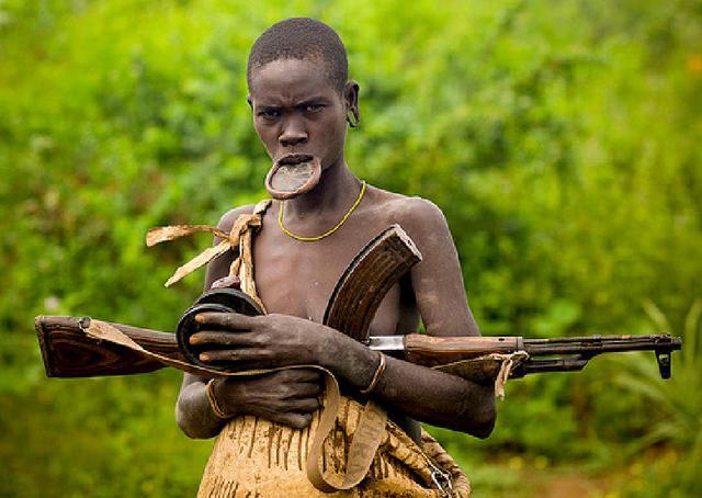 非洲唇盘族,女人嘴上盘最大19.5厘米,这样怎么吃饭?