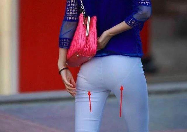 路人街拍白色裤子很给力啥都看见了