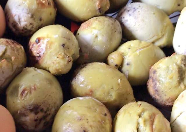 柬埔寨黑暗料理毛鸡蛋,把被寄生虫感染的死鸡胚胎烤着吃