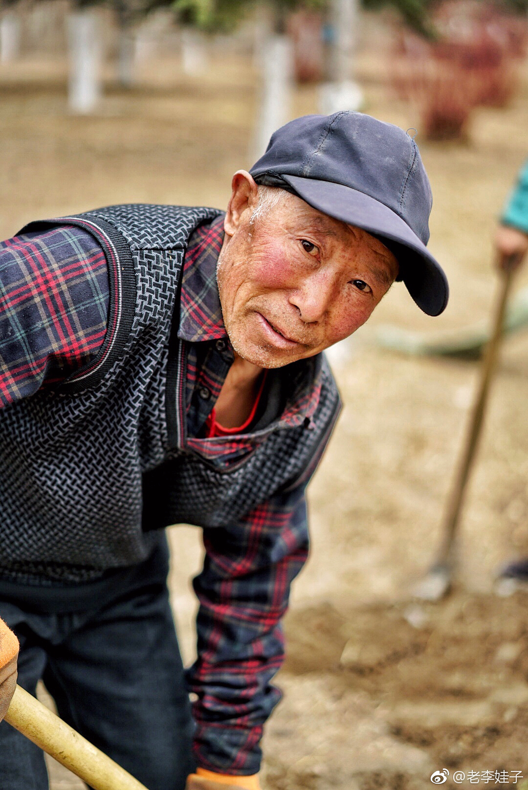 为了给长春的公园增绿添色,农民工每天都在辛勤劳作,虽然工作劳累