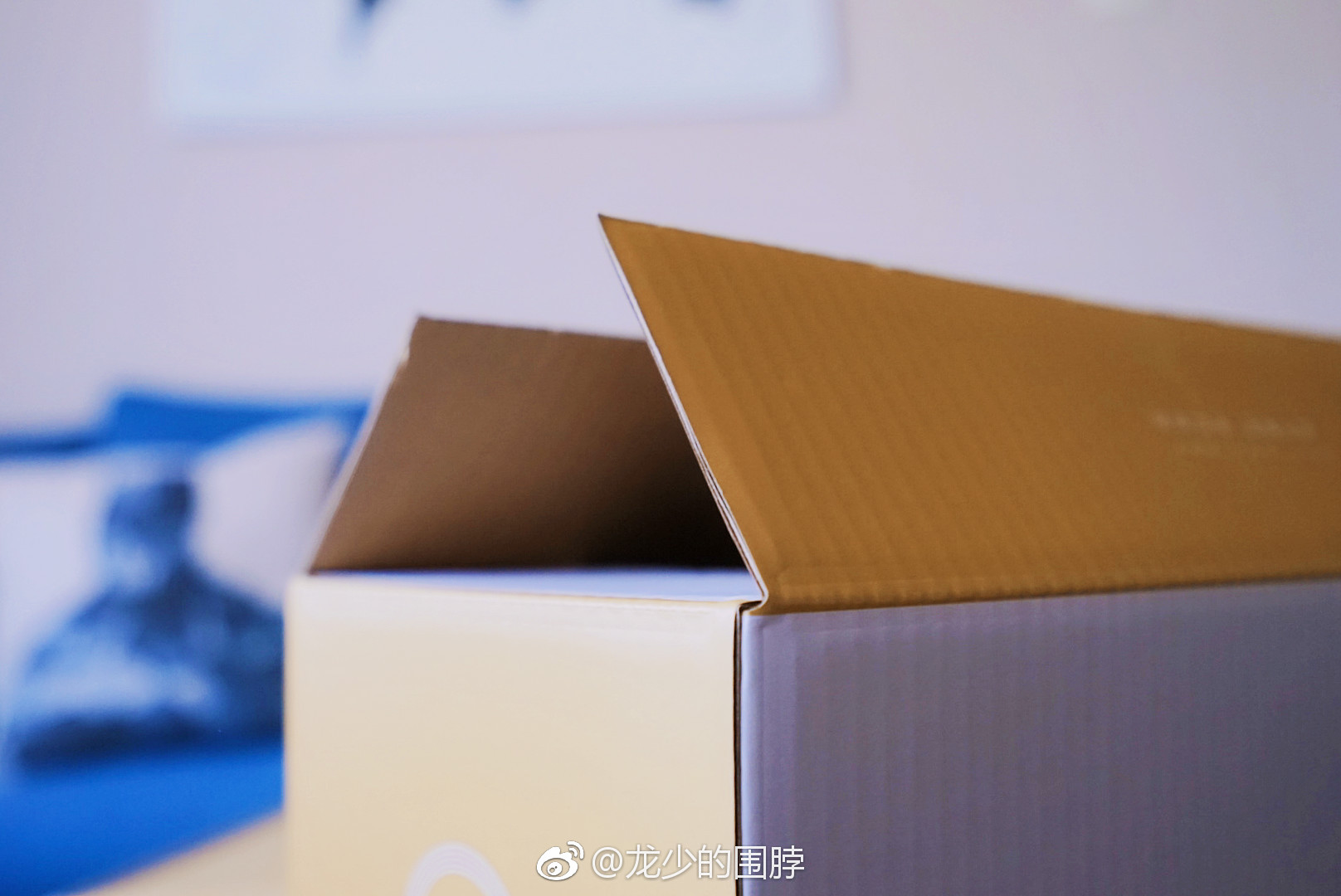收到 寄来的包裹,感觉包装箱与众不同啊,看到纸箱上面的文案