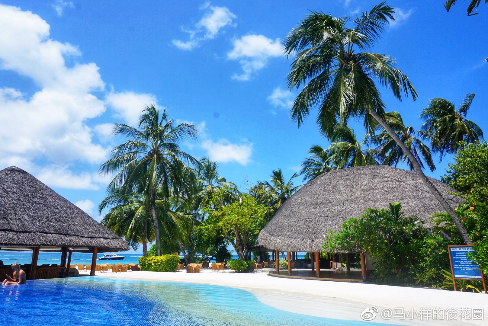 清晨的阳光静谧柔和正午的阳光灿烂闪耀脚踏着细软的白沙