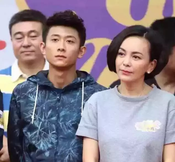 演员王琳脚穿“恨天高”出席活动,网友:比林心如还年轻!|王琳|林心如|天高_新浪新闻