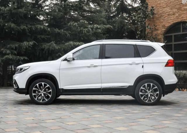 内饰上东风景逸x7可以说是极尽奢华,不过小编奇怪的是这款车的内饰看