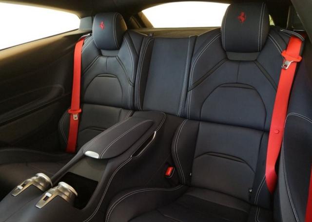 朋友开了一辆价值425万的四座法拉利回来,停在小区让人大饱眼福