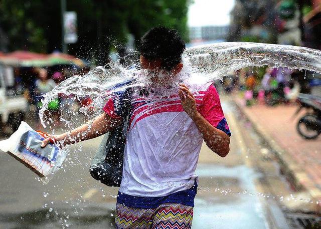 全球最牛的泼水节,街上全是美女,而且还能够随便捏脸!