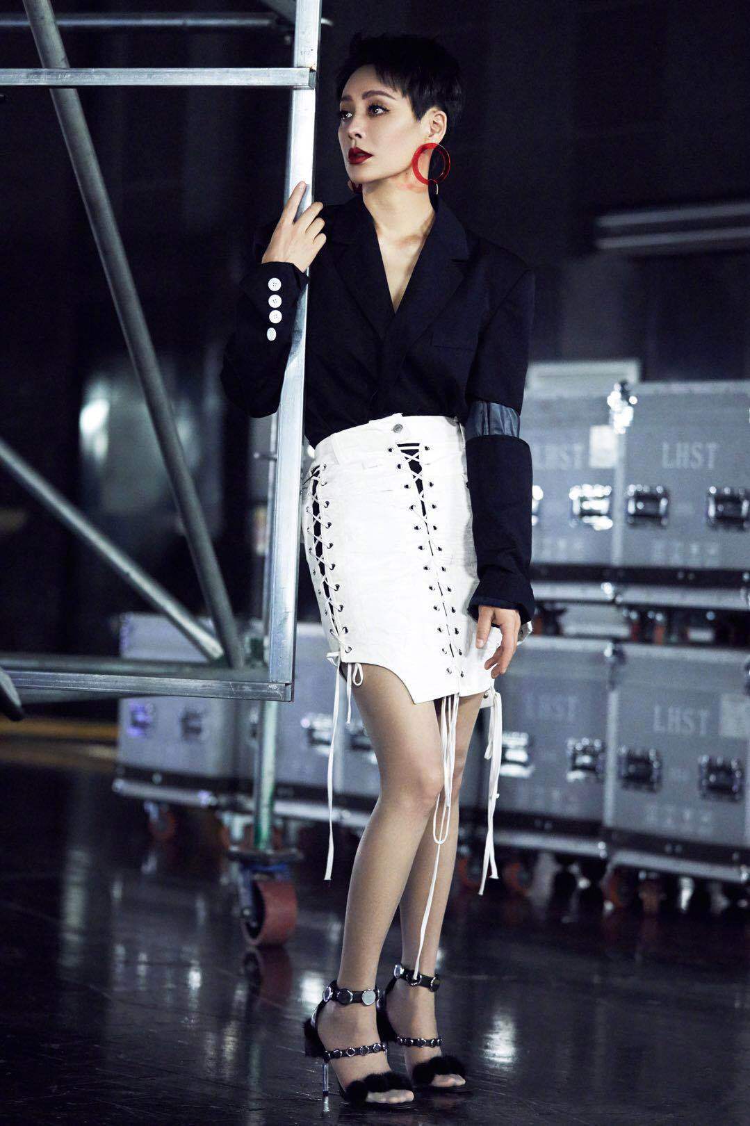 宁静这么紧的裙子也硬穿,不想勒出小肚子,网友:真是一秒尴尬了