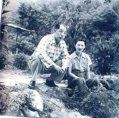 有人说是宋美龄,也有人说是"赵四风流朱五狂"里面的朱五小姐朱湄筠