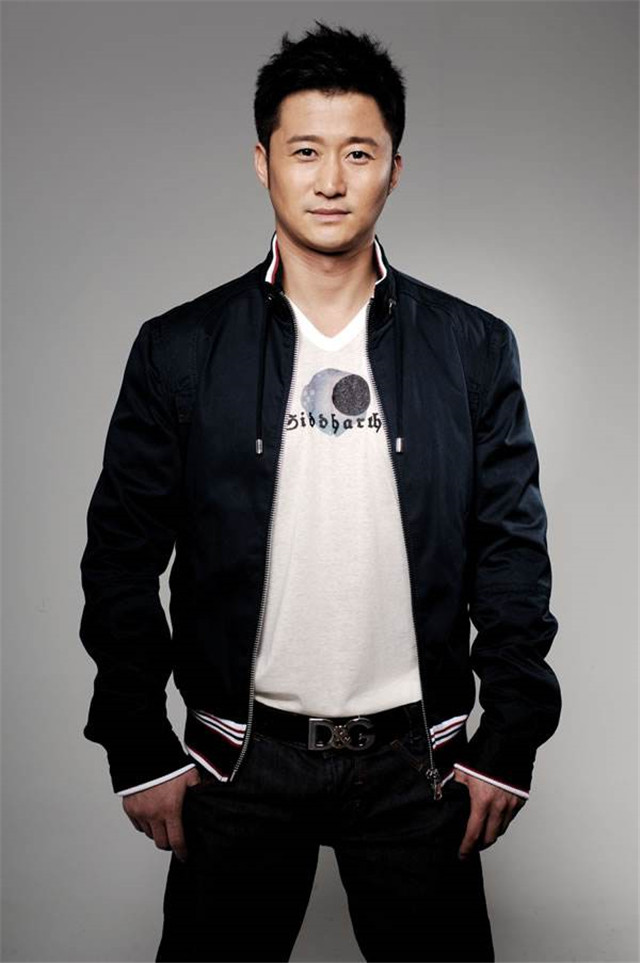 曾演配角为生,因《战狼2》走红,今开上捷豹,找他合作得排队!