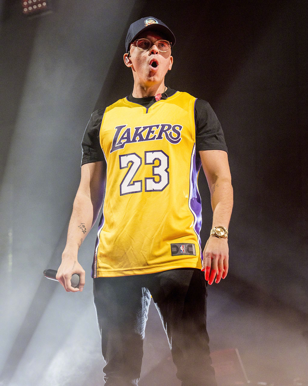 美国说唱歌手logic在表演时穿上了老詹的湖人23号球衣!