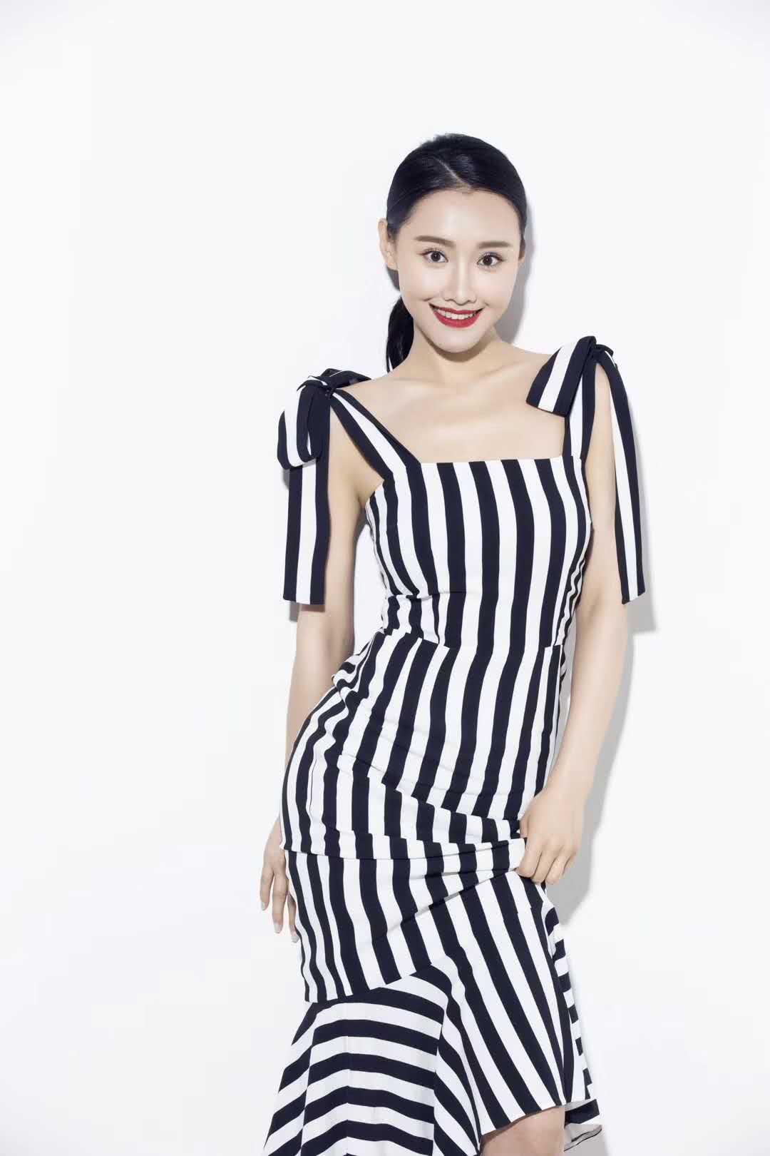 《我们都要好好的》杀青 任丽挑战干练职场秘书