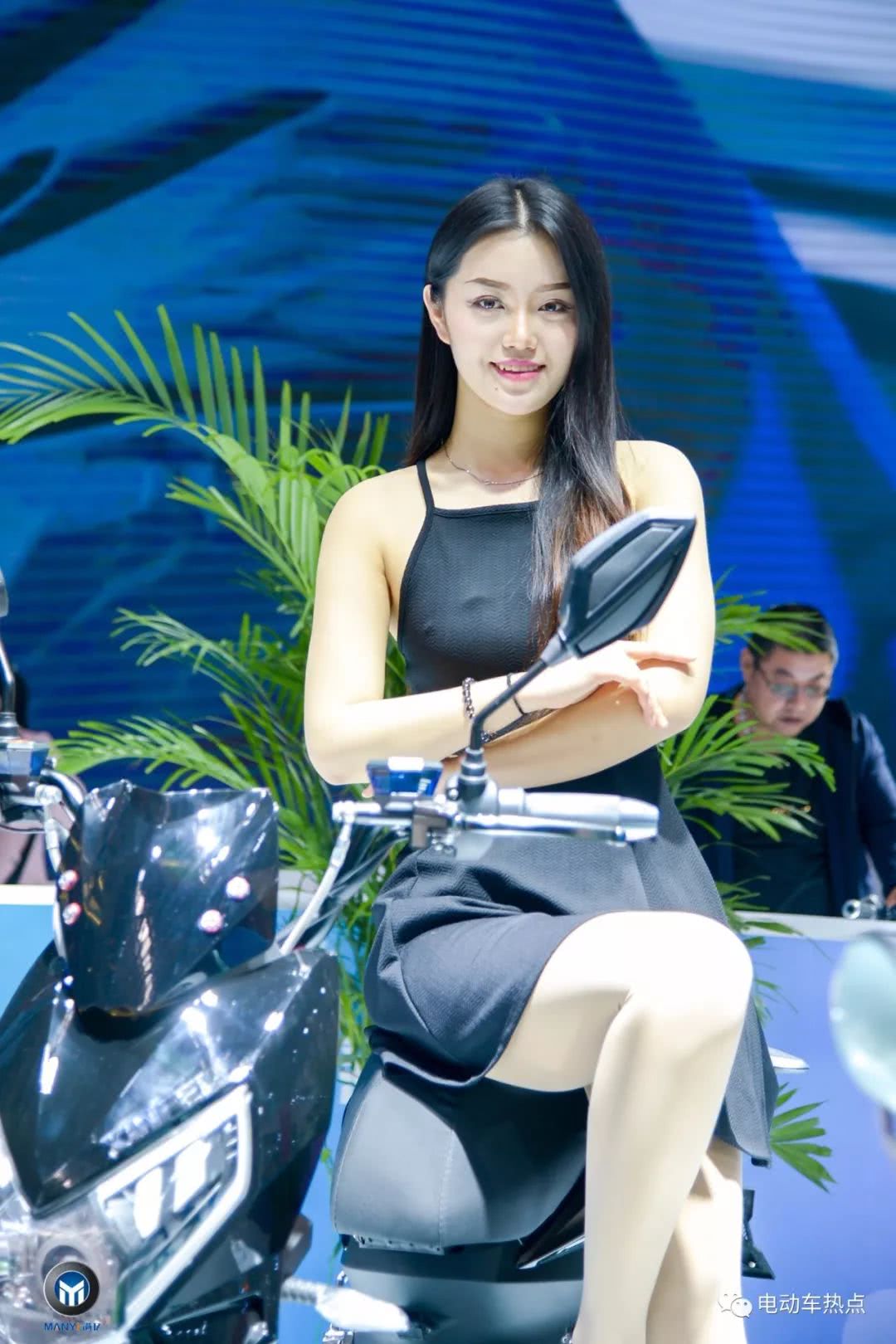 聚焦天津展,参展企业风采!美女香车看点十足!