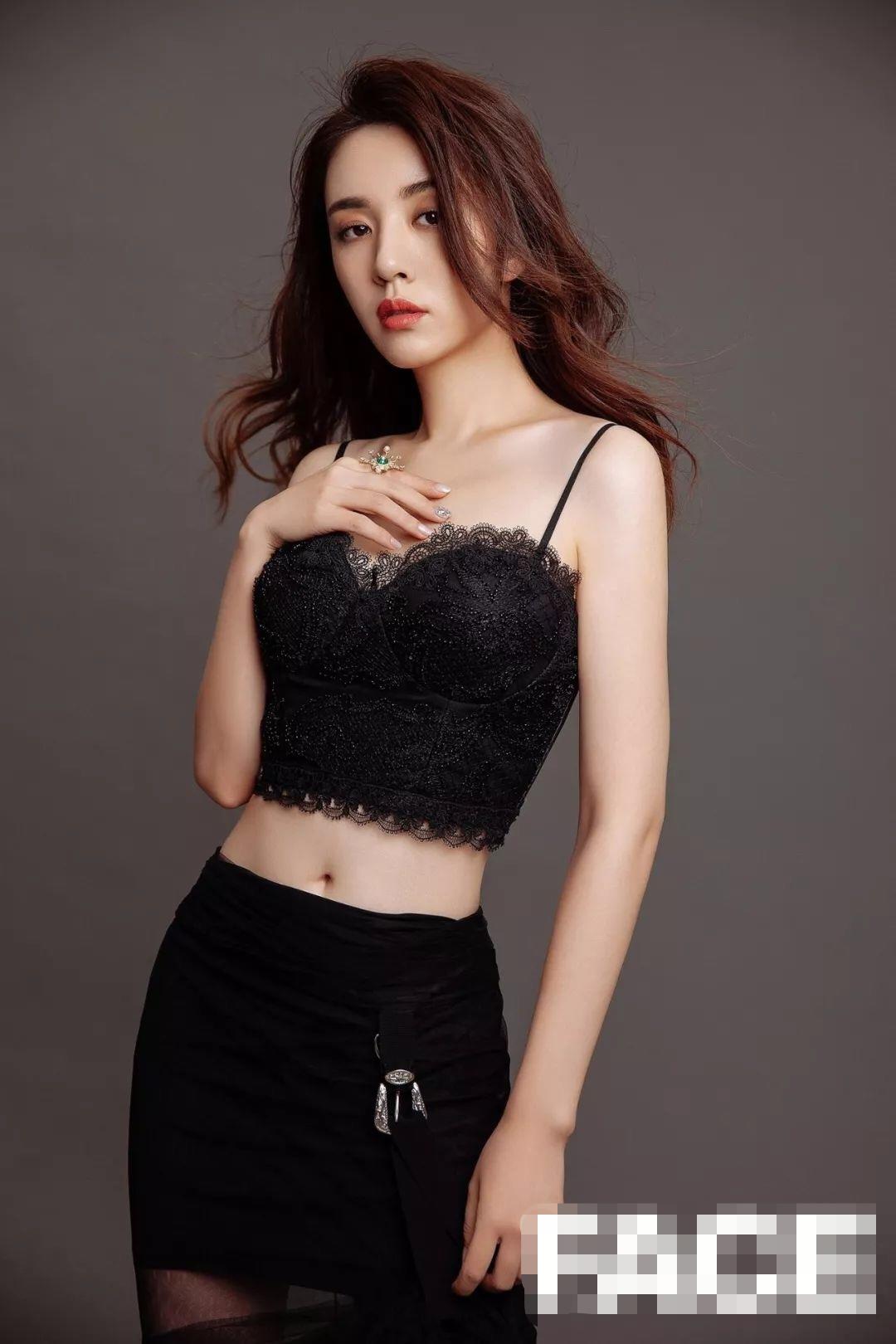 王晓晨百变风格轻松驾驭获封王撩撩