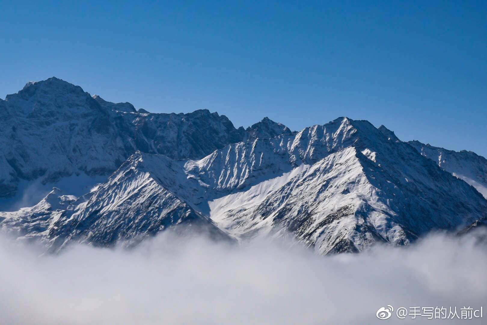 云海之上雪山之下四姑娘山你太过于迷人