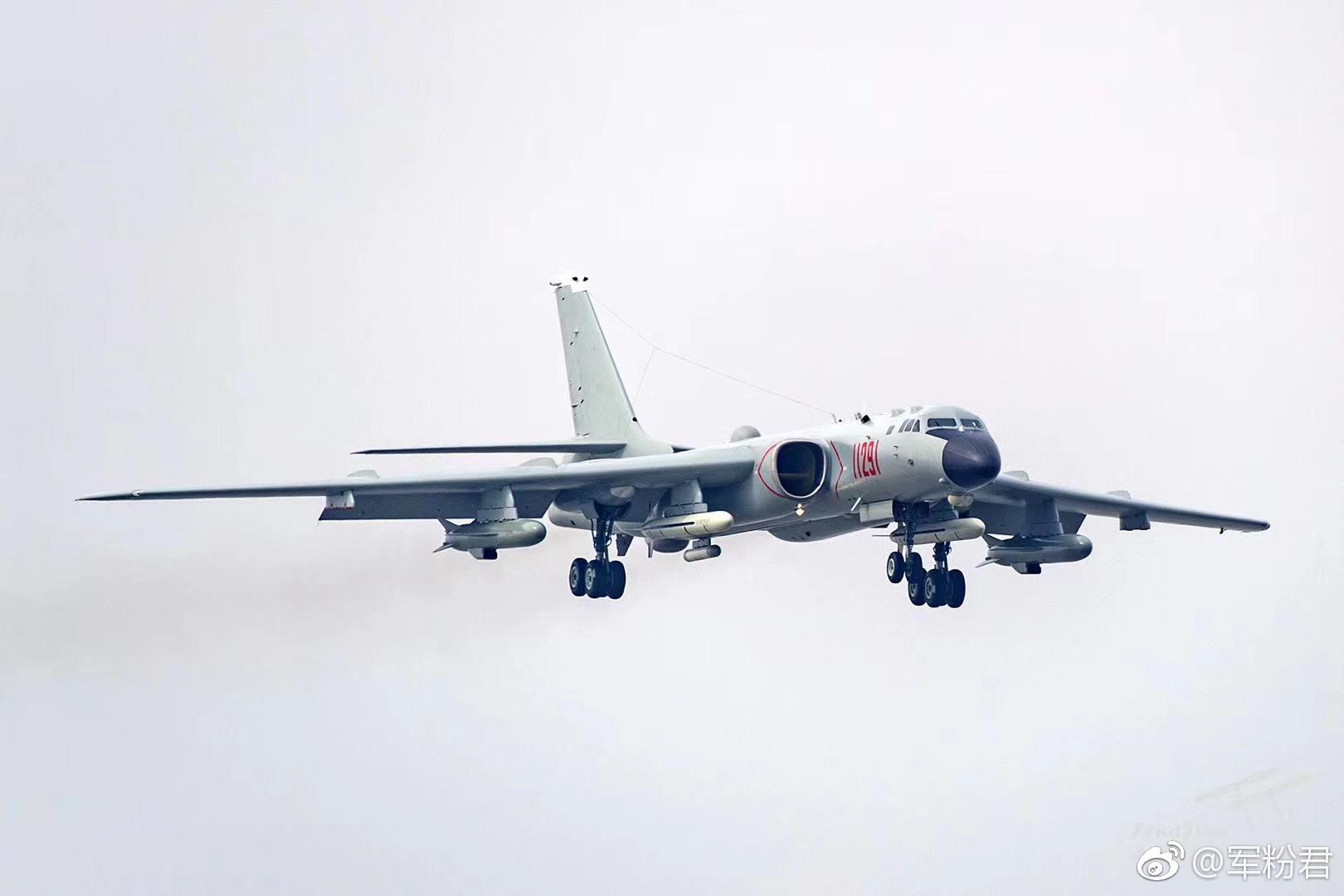 战神凌空!11月2日上午10:30,空军的"战神"轰炸机轰6k