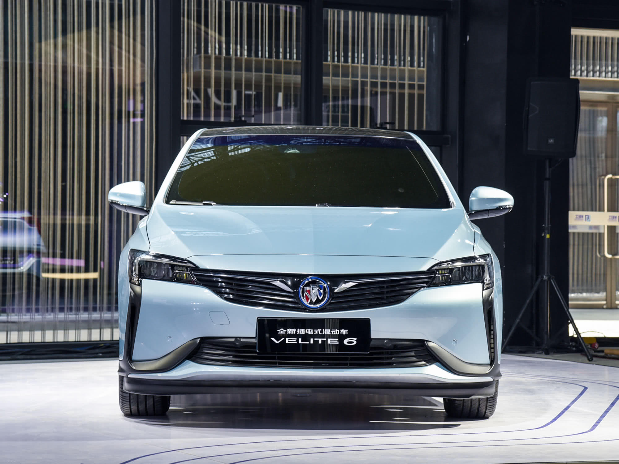 油耗低至14l最大续航700km这辆别克轿跑美艳动人