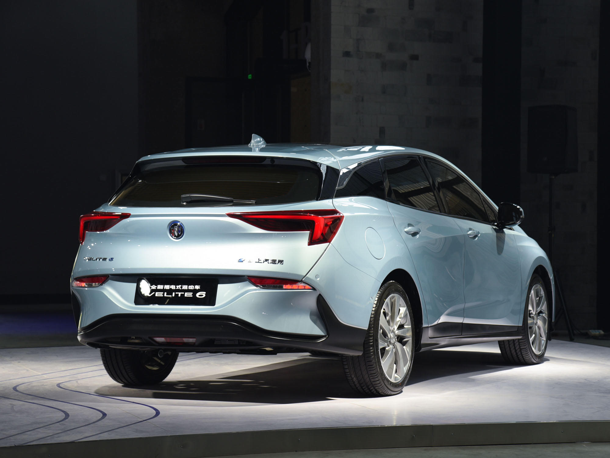 油耗低至14l最大续航700km这辆别克轿跑美艳动人