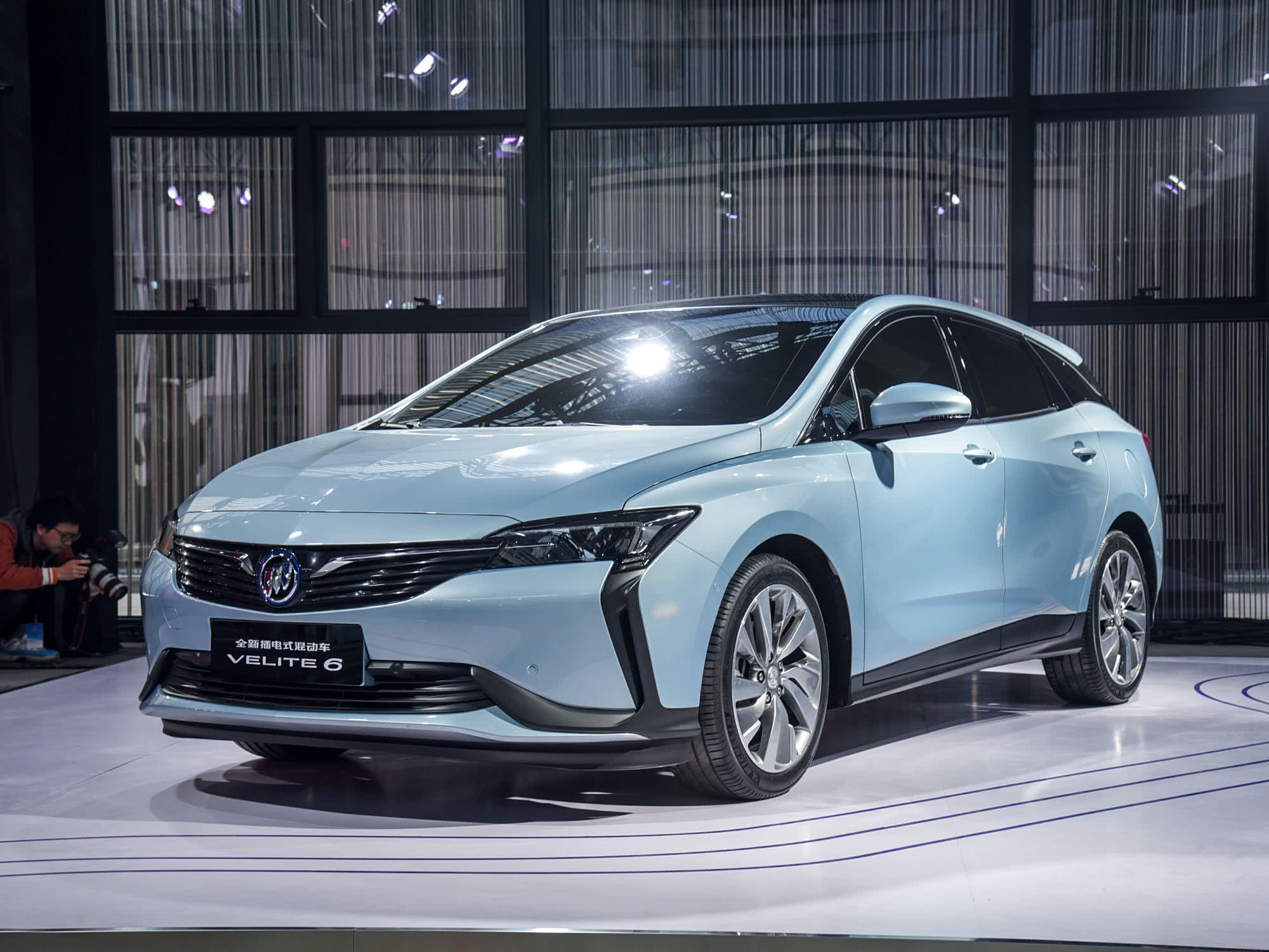 油耗低至14l最大续航700km这辆别克轿跑美艳动人