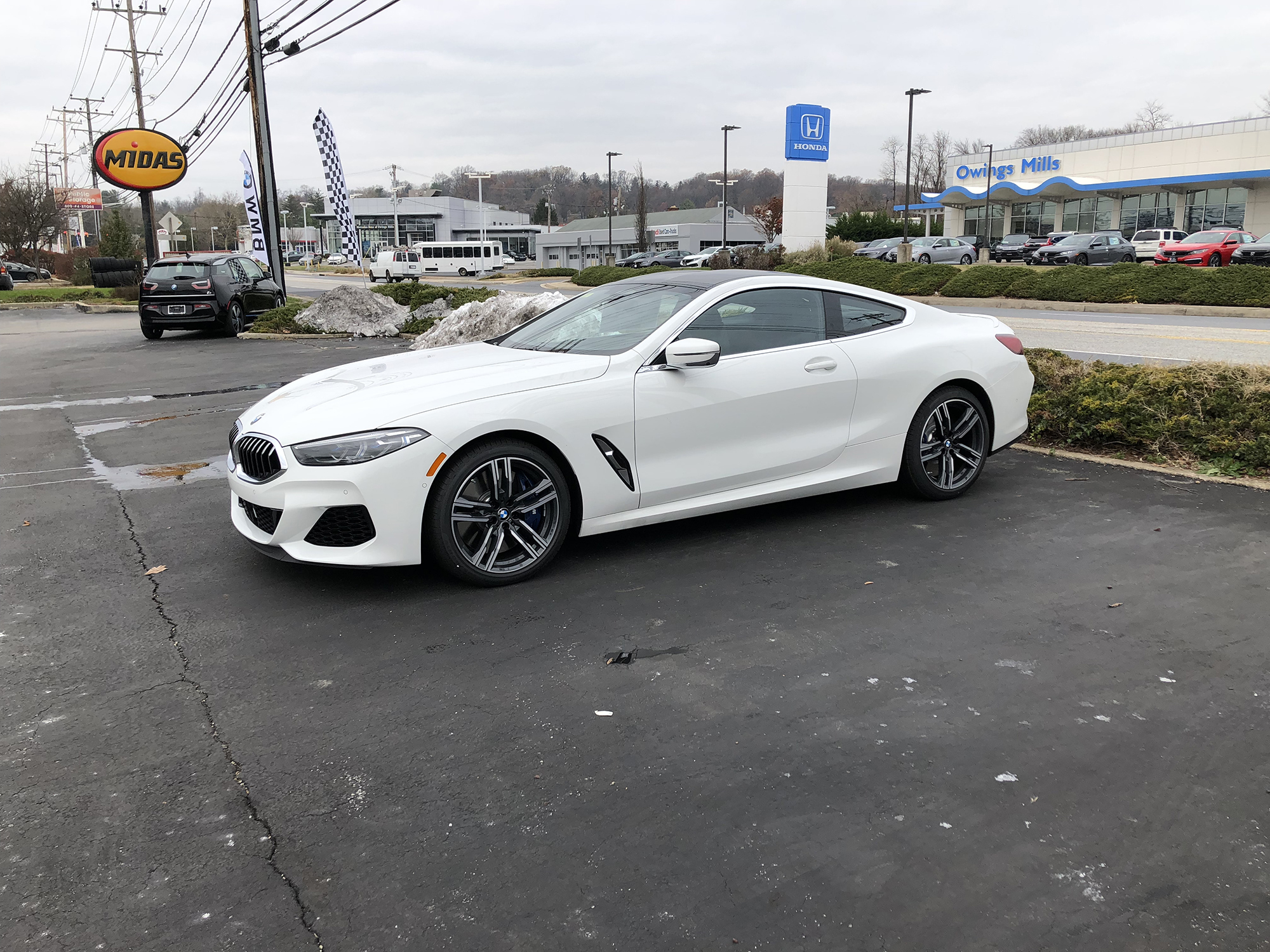 宝马8系m850i实拍!白色车身气质可以盖过奔驰s级