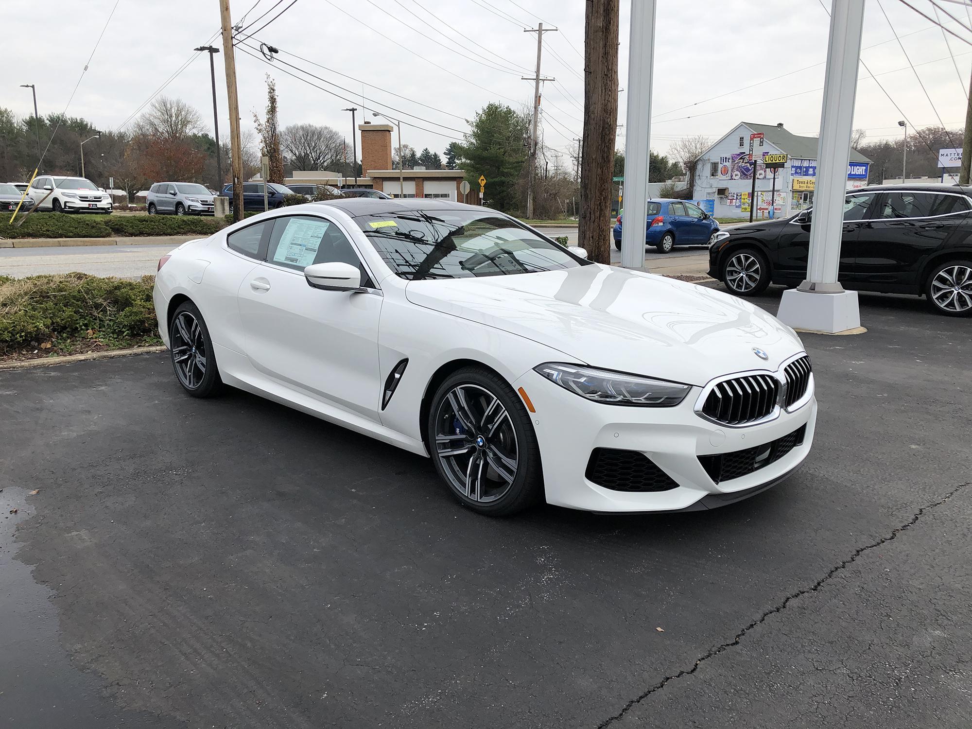 宝马8系m850i实拍!白色车身气质可以盖过奔驰s级