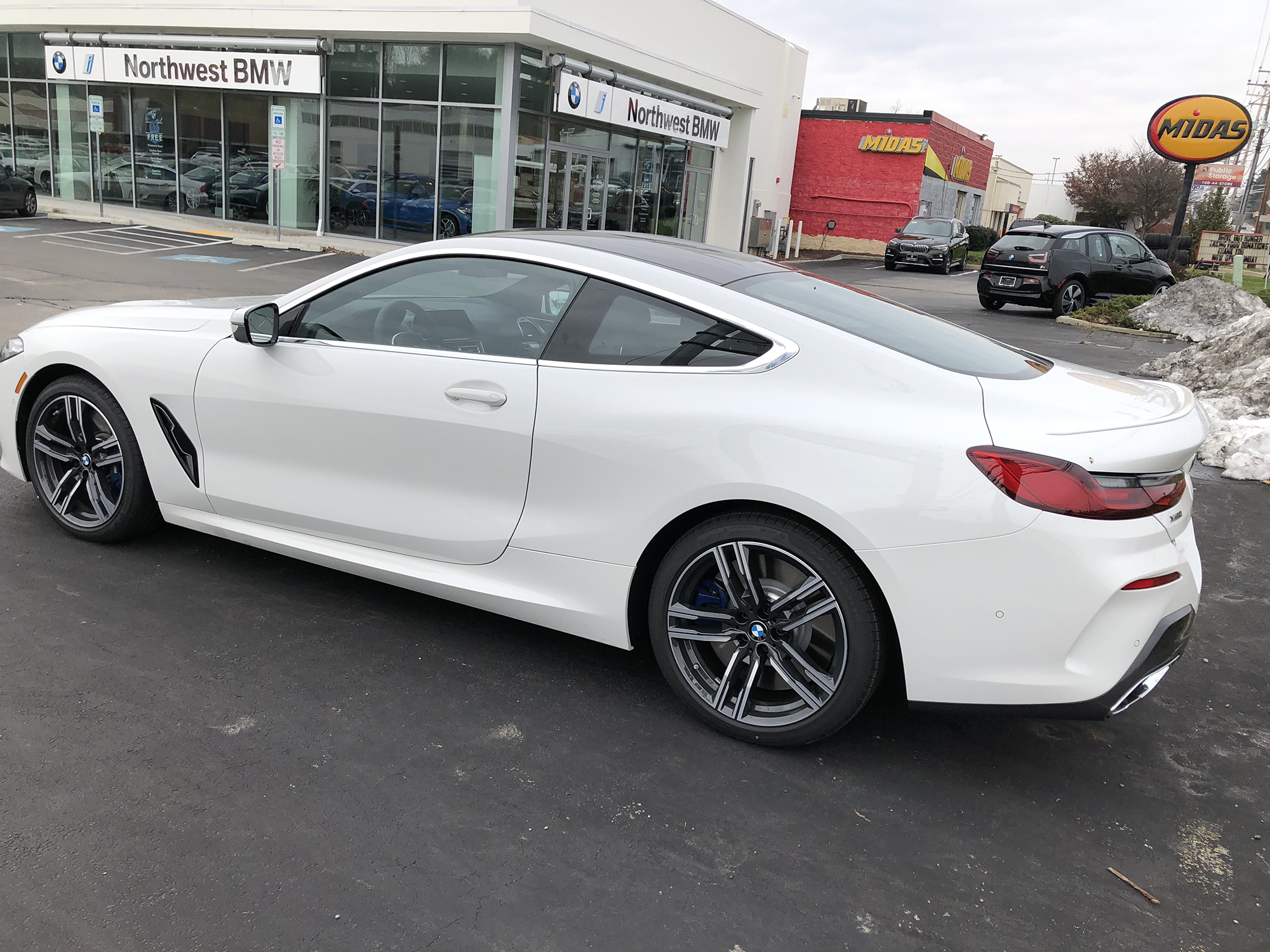 宝马8系m850i实拍!白色车身气质可以盖过奔驰s级