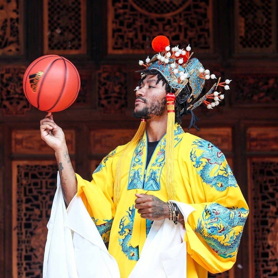 罗斯西安行身着戏袍放飞自我哈哈有模有样啊