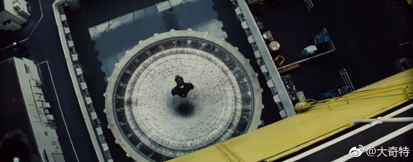 《碟中谍》六集中的「垂直下降」:其中《碟4》因为阿汤哥去爬了迪拜塔