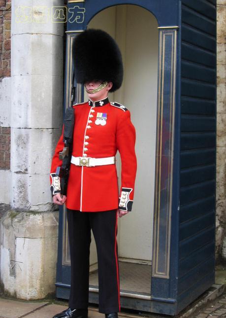 据说每年都有几个卫兵因中暑而昏倒的.