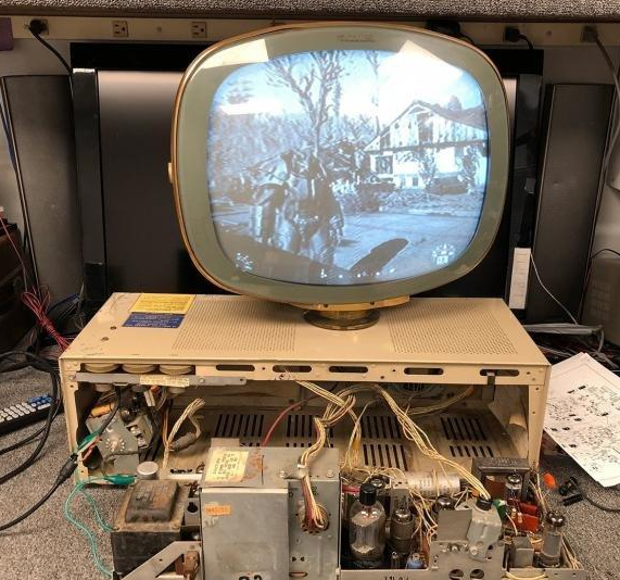 最强硬核外设:有人用大脑袋电视玩《辐射4》