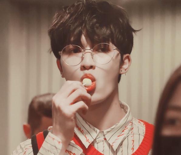 朱正廷机场"蹦迪",认真吃糖太可爱,书包上又见"500万"?