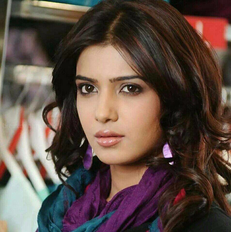 快乐时,笑意盈盈,哀伤时,楚楚动人,萨曼莎脸蛋圆润,长相甜美,是印度