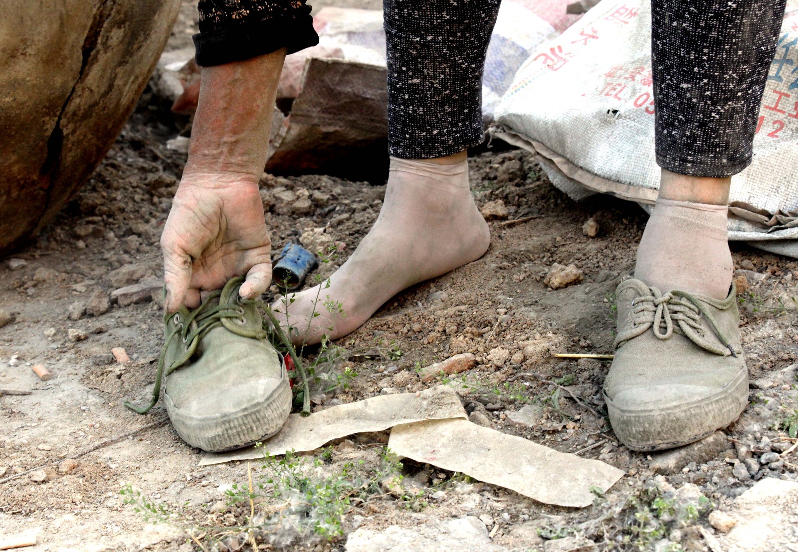 实拍农村工地上的母亲 让人看哭了