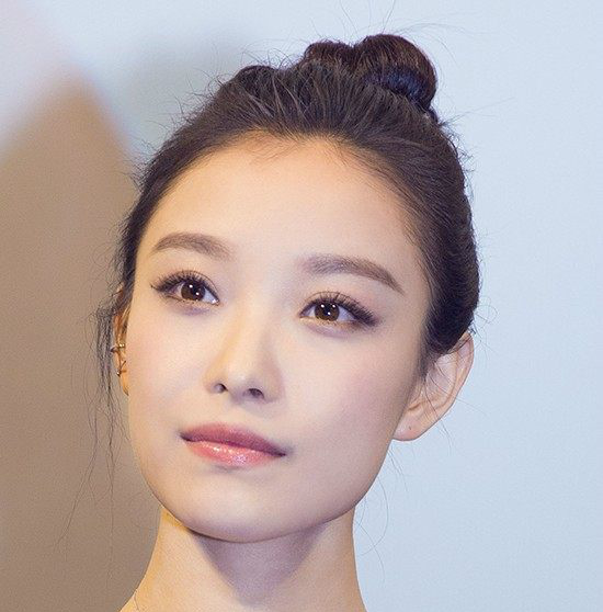 倪妮性感的猫女王眼线一定是有很大的弧度的