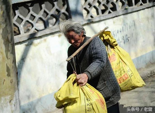老人乞讨30年,喝过路边水吃过嗟来食,村里修桥,他挑来几麻袋钱