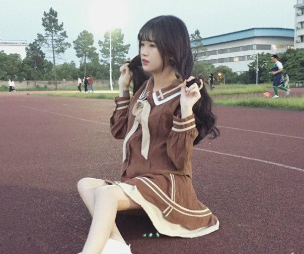 杨清柠坐在学校操场上,身材及其优雅,学弟,学姐太美