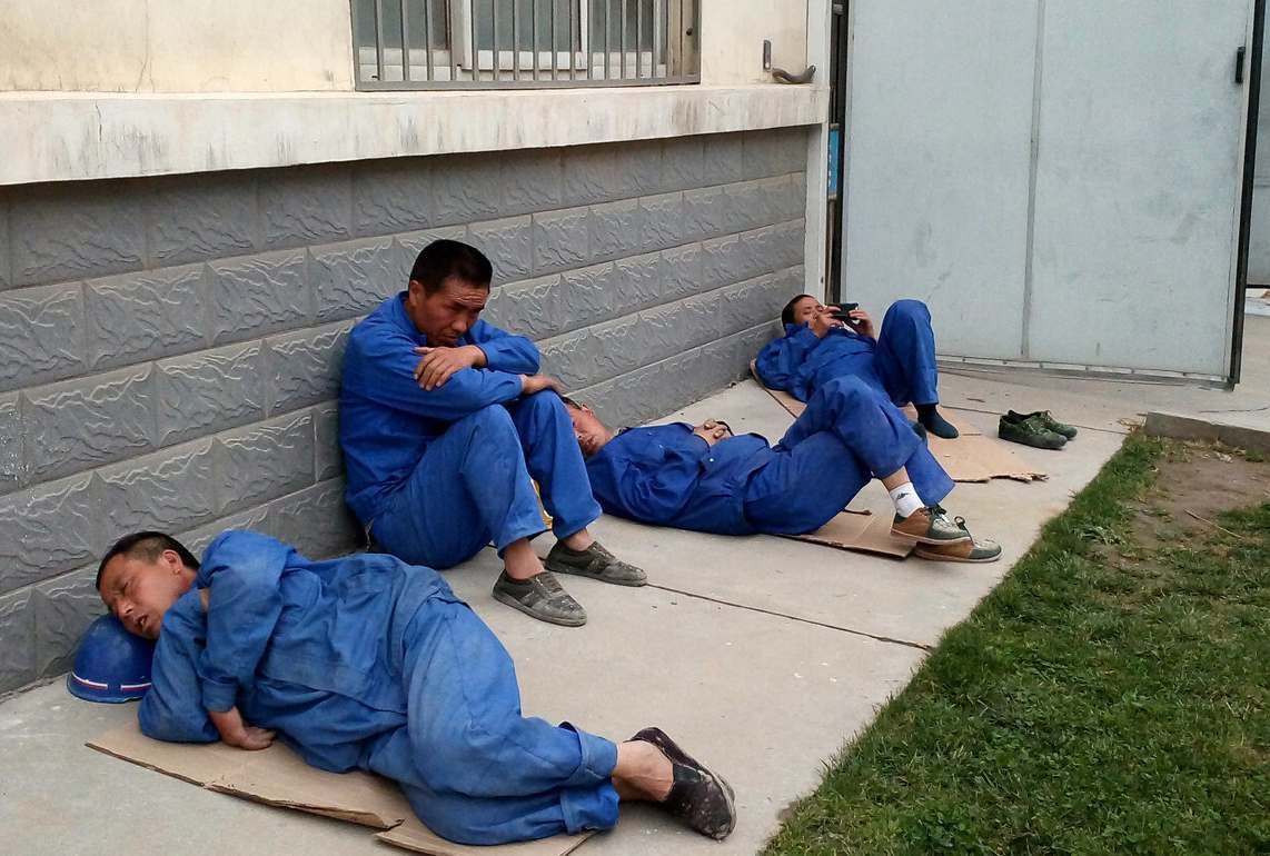 农民工午睡20图 安全帽当枕头水泥地作床 看到第几幅你湿了眼眶