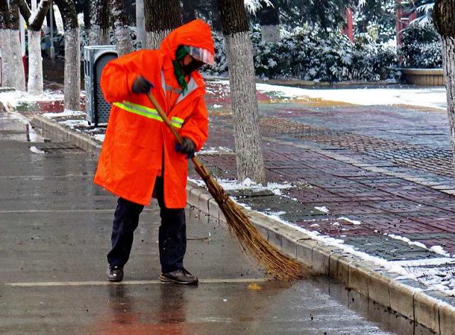 33岁环卫清洁工:我一个人清理三个村的垃圾,但总有人瞧不起我