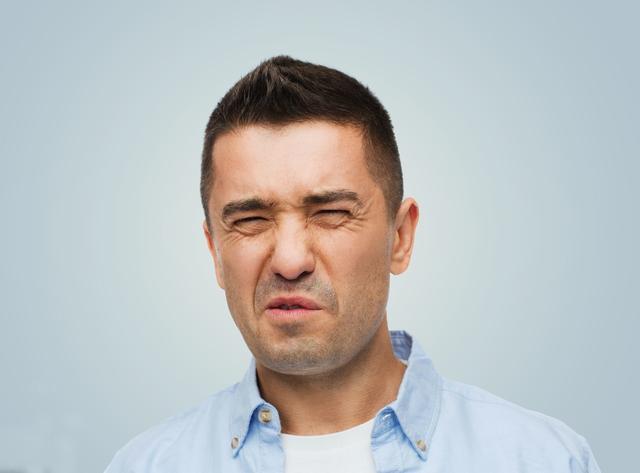 "切,别以为你拿个苹果手机就是有钱人了,臭显摆,我告诉你,是什么锅就