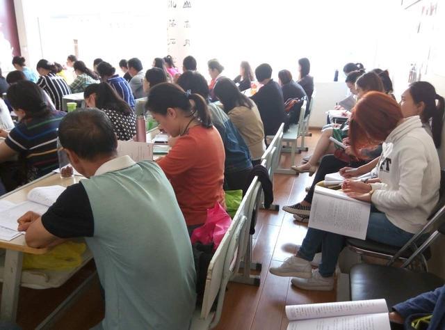 教授团,以孟姝含校长为首,王旭峰名誉校长,杨连样副校长和周玲仙教学