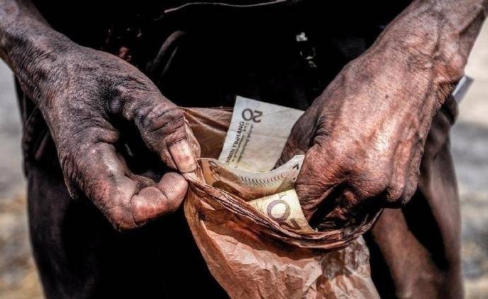 《活着》一组图片震撼心灵,活着不易,愿所有人都被温柔相待.