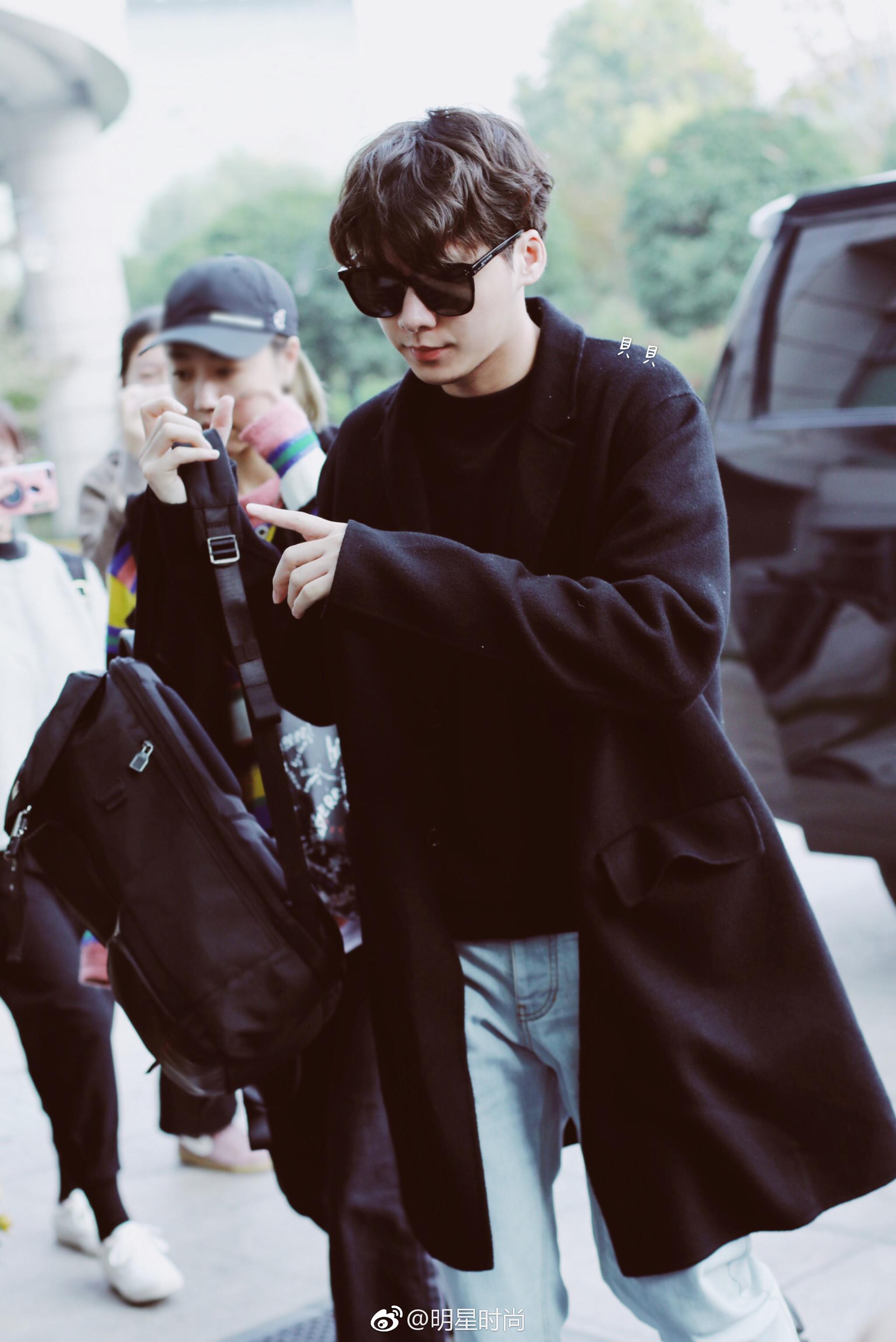 11月20日,李易峰现身杭州机场,他身着黑色大衣搭配休闲裤