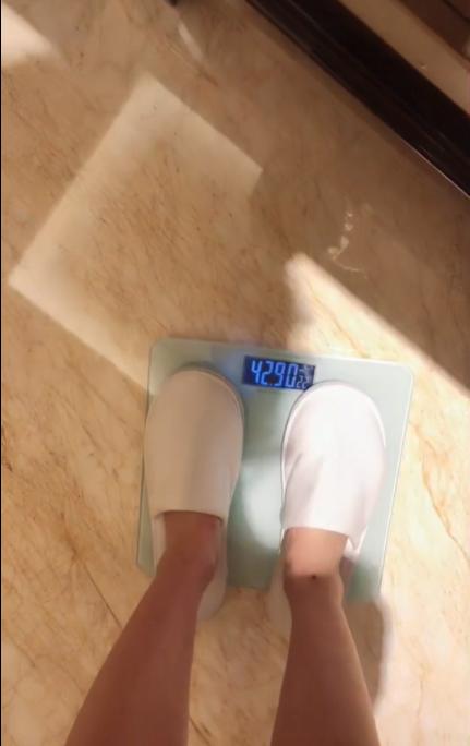 莉哥在酒店不化妆直播素颜出境体重不到43公斤