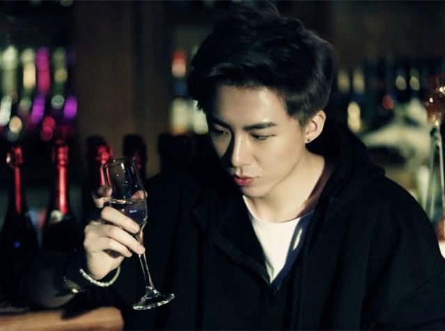 他才是抖音上最火的人直播现场人山人海每天都像在开演唱会